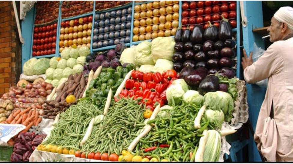 الرئيس الجزائري يحظر تصدير السلع الغذائية الأساسية