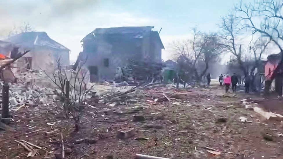 Reuters/Armed Forces of Ukraine في أعقاب قصف مدفعي روسي على منطقة سكنية في ماريوبول ، في 10 آذار / مارس