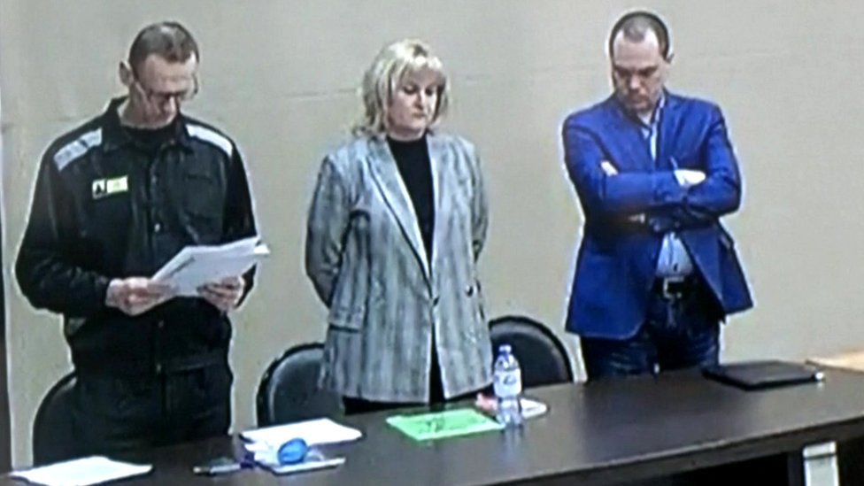 Reuters وقف نافالني (يسار) في المحكمة المؤقتة في سجن بوكروف أثناء النطق بالحكم