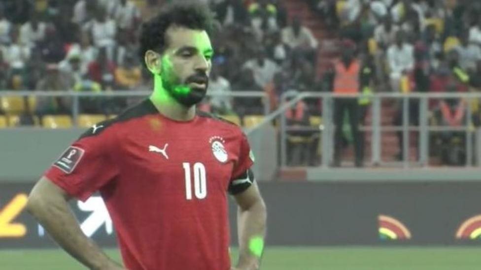 BBC صلاح ولاعبين آخرين في المنتخب المصري كانوا هدفا لمؤشرات الليزر الخضراء في مباراة السنغال الفاصلة