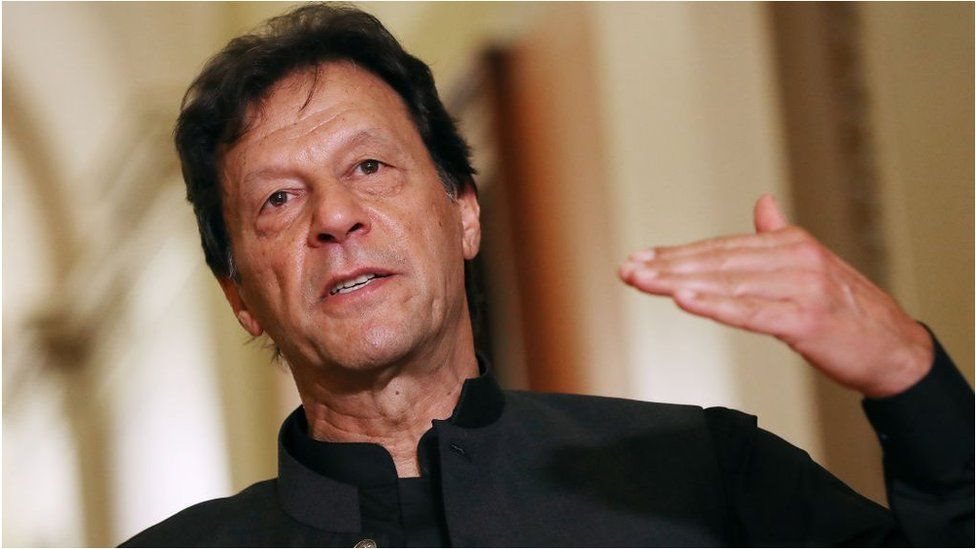 Getty Images رئيس الوزراء الباكستاني ولاعب الكريكت السابق عمران خان تولى المنصب بعد في الفوز في انتخابات تعهد فيها بمكافحة الفساد.