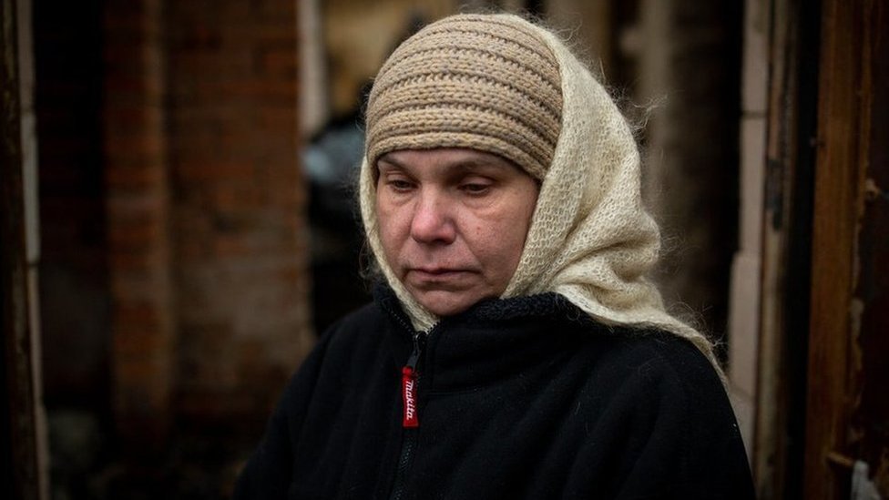 BBC إيرينا خارج منزلها المدمر في بوتشا، حيث قتل الحنود الروس زوجها أوليغ