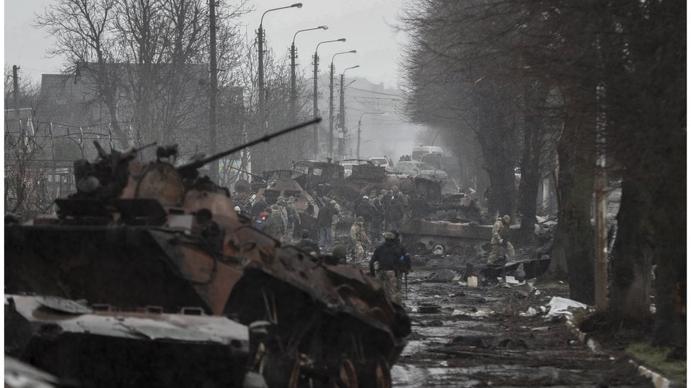 EPA مركبات عسكرية روسية مدمرة في منطقة ببلدة بوتشا استعادت القوات الأوكرانية السيطرة عليها