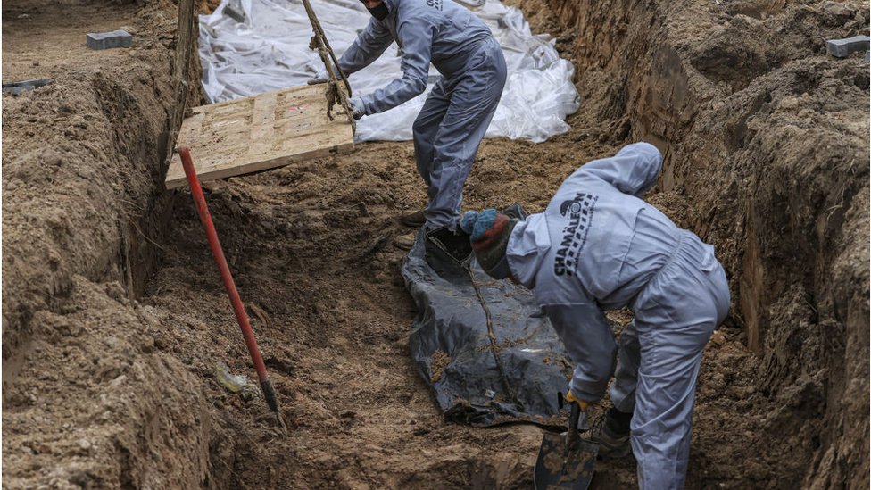 Getty Images تداول رواد مواقع التواصل الاجتماعي مقاطع مصورة لقتلى مدنيين في شوارع بلدة بوتشا قرب العاصمة الأوكرانية كييف