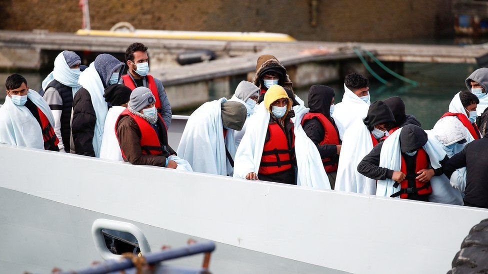 Reuters ستركز الخطة في البداية على الرجال غير المتزوجين الذين يعبرون القنال الإنجليزي في قوارب أو شاحنات من فرنسا