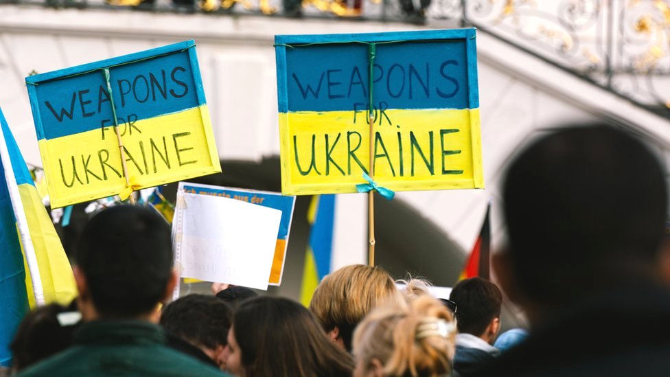 Getty Images احتجاجات في بون تطالب بإرسال الأسلحة لأوكرانيا