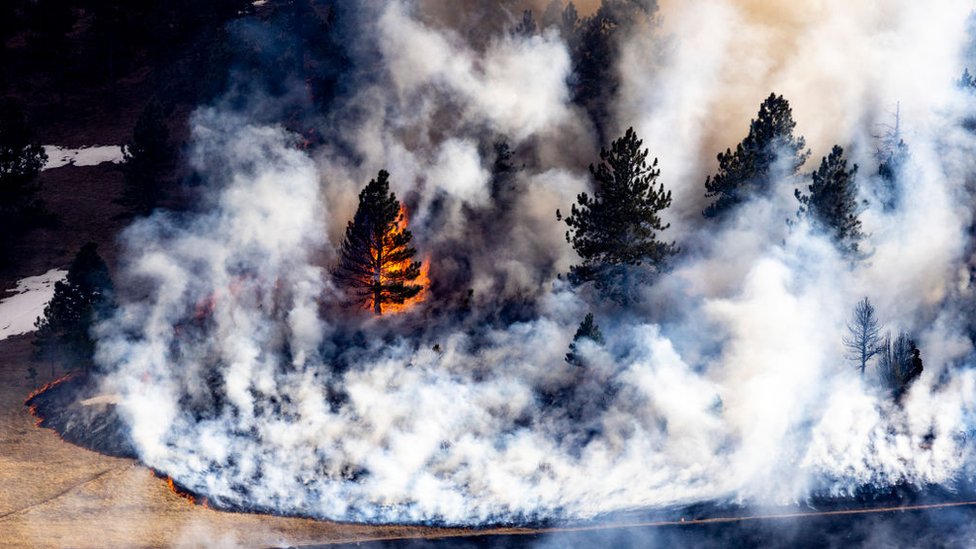 GETTY IMAGES التعليق على الصورة، أجبرت الحرائق في كولورادو السلطات على تنفيذ عمليات إجلاء