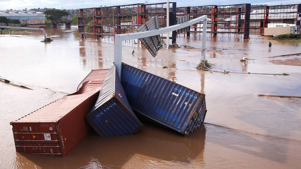 EPA أدت الفيضانات إلى تشتيت العشرات من حاويات الشحن