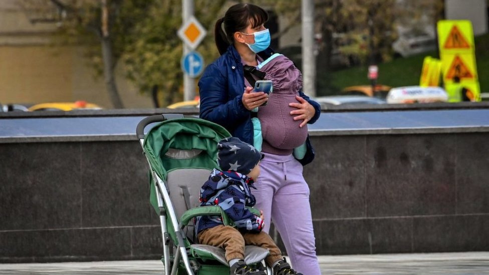Getty Images الأزمة الاقتصادية التي تلوح في الأفق قد تثني الكثير من النساء الروسيات عن إنجاب الأطفال كما يتوقع علماء الديموغرافيا
