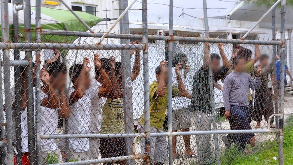 Reuters تُظهر هذه الصورة التي التقطت في عام 2014 طالبي اللجوء في مركز احتجاز جزيرة مانوس الأسترالي في بابوا غينيا الجديدة