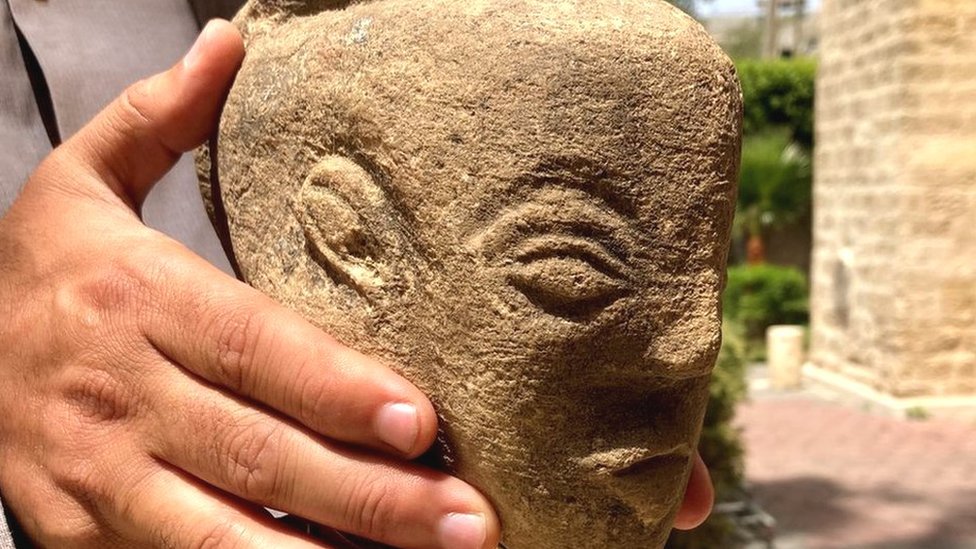 مزارع في غزة يعثر على تمثال إلهة كنعانية عمره 4500 عام