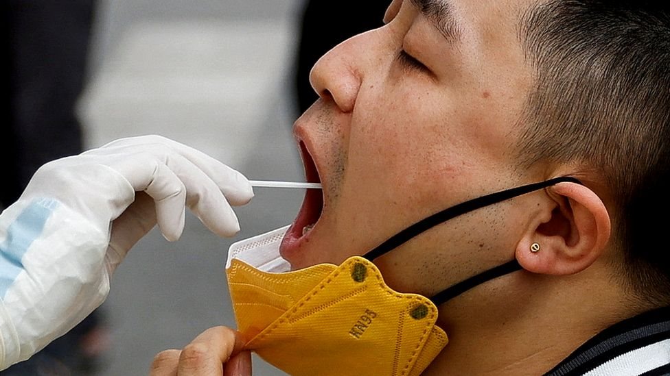 Reuters مسحة فمية للكشف عن الإصابة بكورونا في الصين