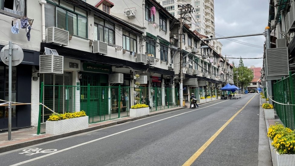 Reuters حواجز خضراء تغلق مداخل المحال التجارية والوحدات السكنية في أحد شوارع شنغهاي