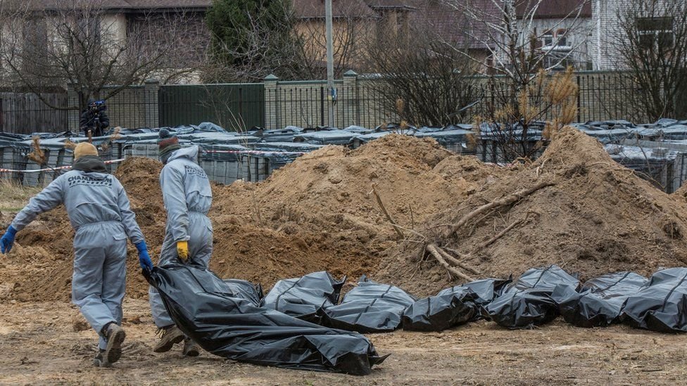 Reuters أُكتشفت مقابر جماعية بعد مغادرة القوات الروسية لبوتشا