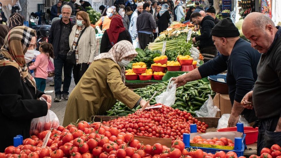 Getty Images الأتراك يعانون من ارتفاع مخيف للأسعار الاستهلاكية