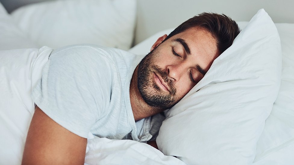 النوم: هل تساعد أغطية الفراش النظيفة في زيادة الإحساس بالراحة والسعادة؟