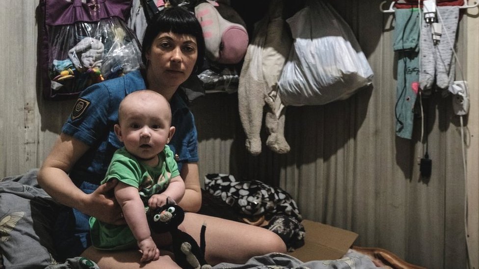عائلات أوكرانية تختبئ في الأقبية مع تكثيف القصف الروسي على دونباس