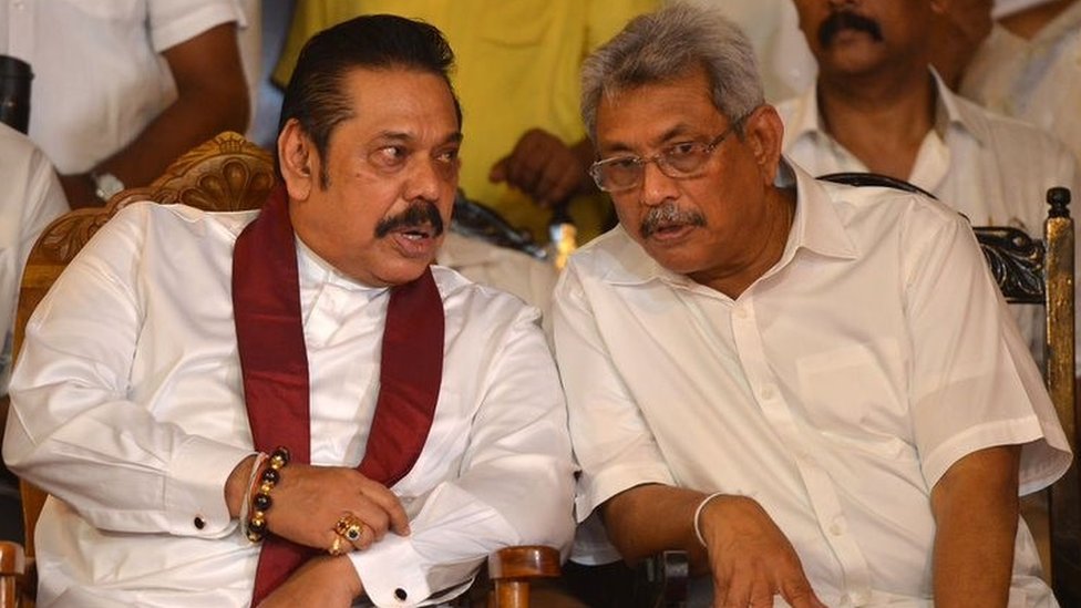 Getty Images ماهيندا ( يسار) وغوتابايا توليا منصب الرئاسة في سريلانكا