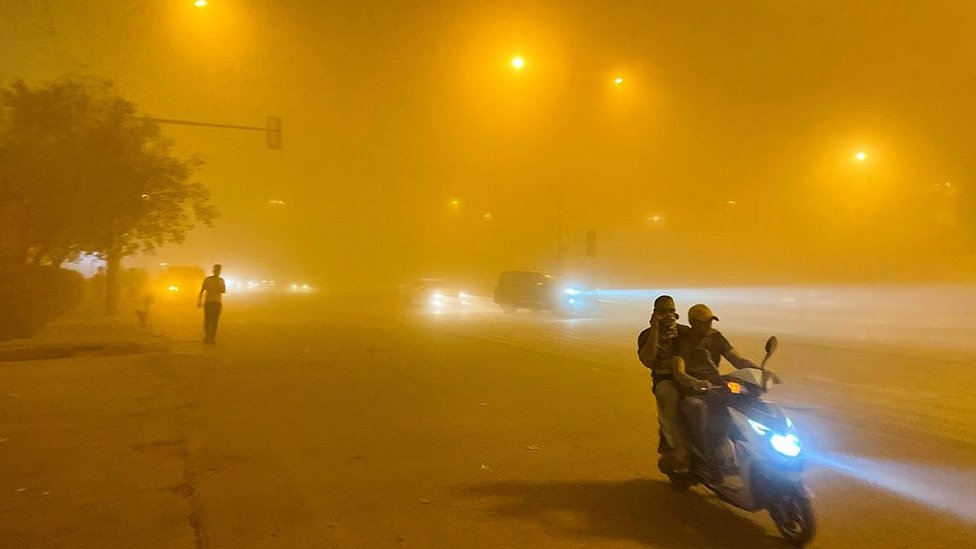 روسيا وأوكرانيا: سماء بغداد البرتقالية والدمار في ماريوبول من أبرز صور الأسبوع