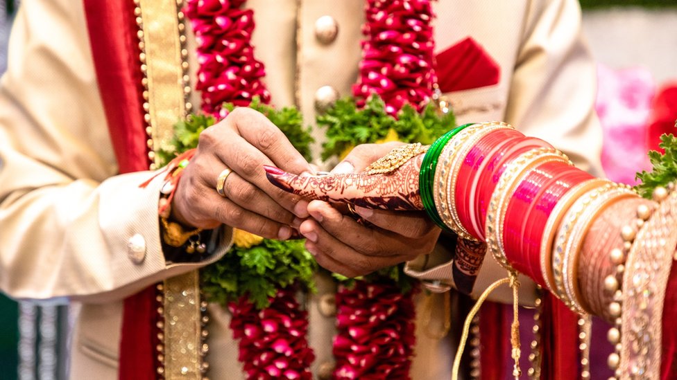Getty Images يمكن أن يكون حفل الزفاف الهندي في كثير من الأحيان زفاف مترف، حيث يحضره آلاف الضيوف