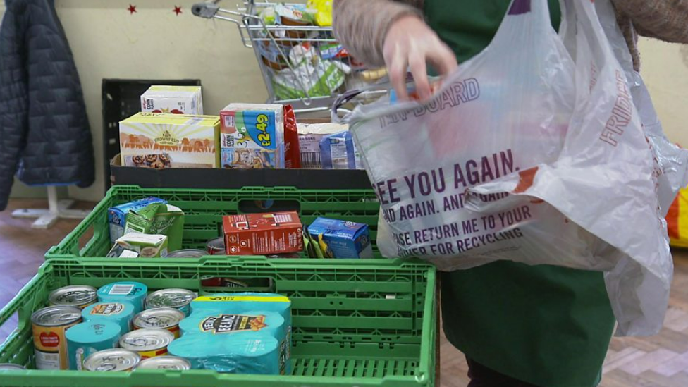 BBC مؤسسة تراسل تراست الخيرية تقول إنها وزعت أكثر من 2.1 مليون طرد غذائي طارئ في العام الماضي