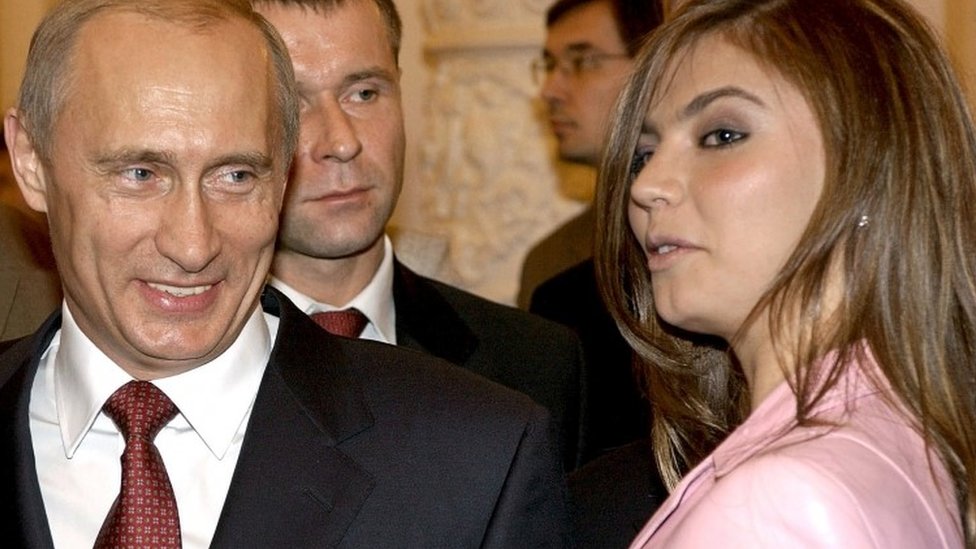 Reuters الرئيس الروسي فلاديمير بوتين ولاعبة الجمباز الروسية ألينا كاباييفا في عام 2004