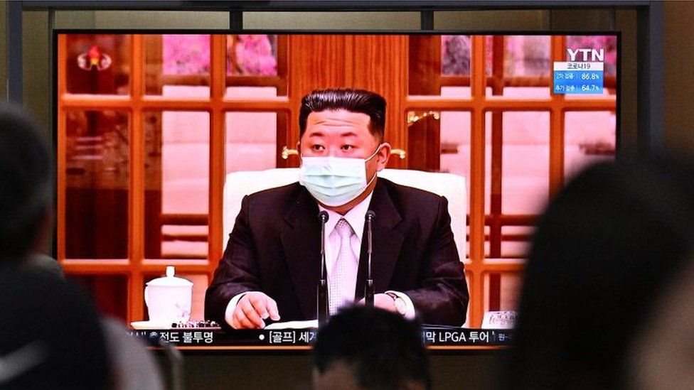 Getty Images في ظهور نادر بالكمامة، وجه الزعيم الكوري الشمالي بتطبيق إغلاق عام في أنحاء البلاد للتصدي لكوفيد-19
