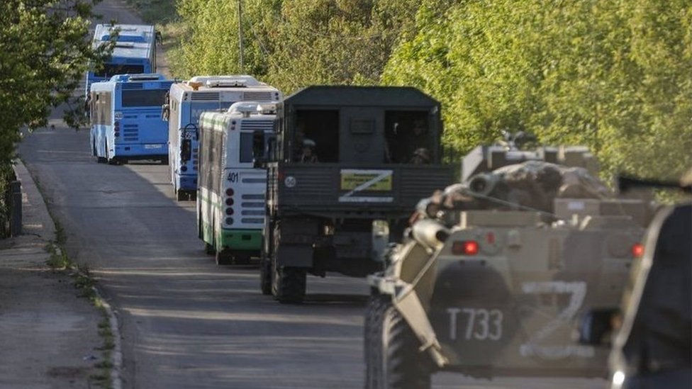 EPA جرى نقل مقاتلي أزوفستال في حافلات تحت حماية المدرعات الروسية