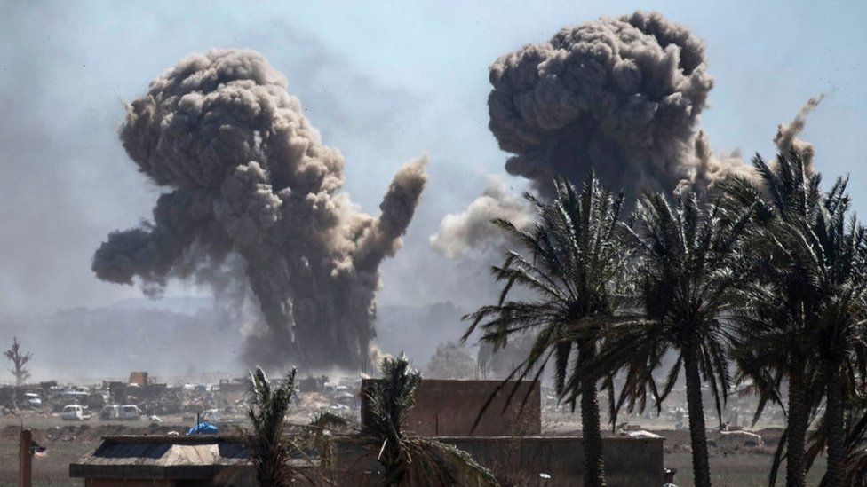 AFP الغارة الجوية وقعت في بلدة الباغوز السورية، الذي كان في حينه المعقل الأخير لتنظيم الدولة الإسلامية.