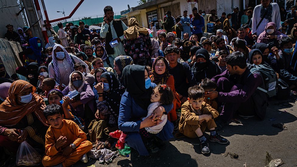 Getty Images احتشد آلاف الأفغان في مطار كابول بالتزامن مع الانسحاب الدولي سعيا لمغادرة البلاد