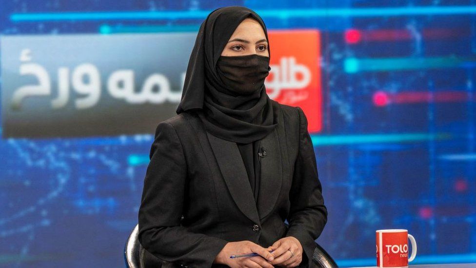 Getty Images قالت المذيعة سونيا نيازي إن المذيعات الأفغانيات رفضن ارتداء النقاب على الشاشة، لكن القنوات تعرضت لضغوط