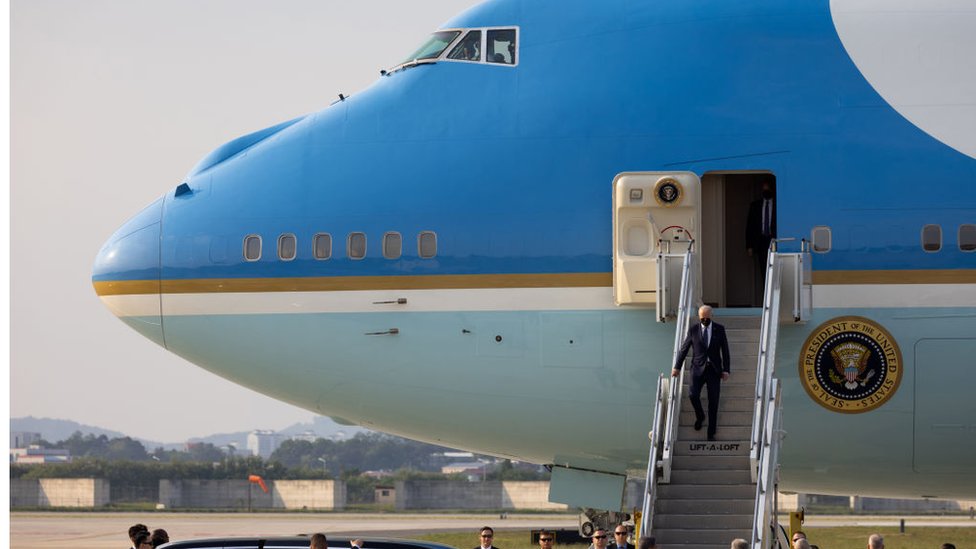 Anadolu Agency via Getty Images الرئيس الأمريكي جو بايدن أثناء وصوله إلى كوريا الجنوبية