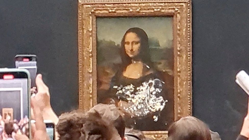 Twitter/@klevisl007/Reuters الموناليزا هي أشهر عمل فني في العالم، ابتكرها ليوناردو دافنشي في عام 1503