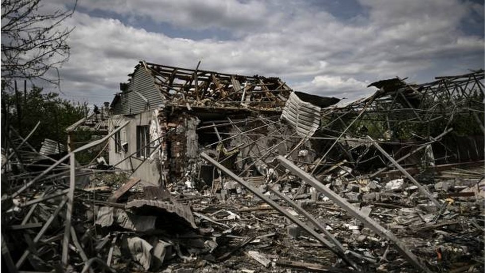 Getty Images منزل تحول إلى حطام بفعل قصف صاروخي في مدينة سلوفيانسك بإقليم دونباس