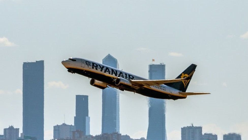 Getty Images شركة الطيران تقول إنها تسعى إلى قطع الطريق على جوازات السفر المزورة
