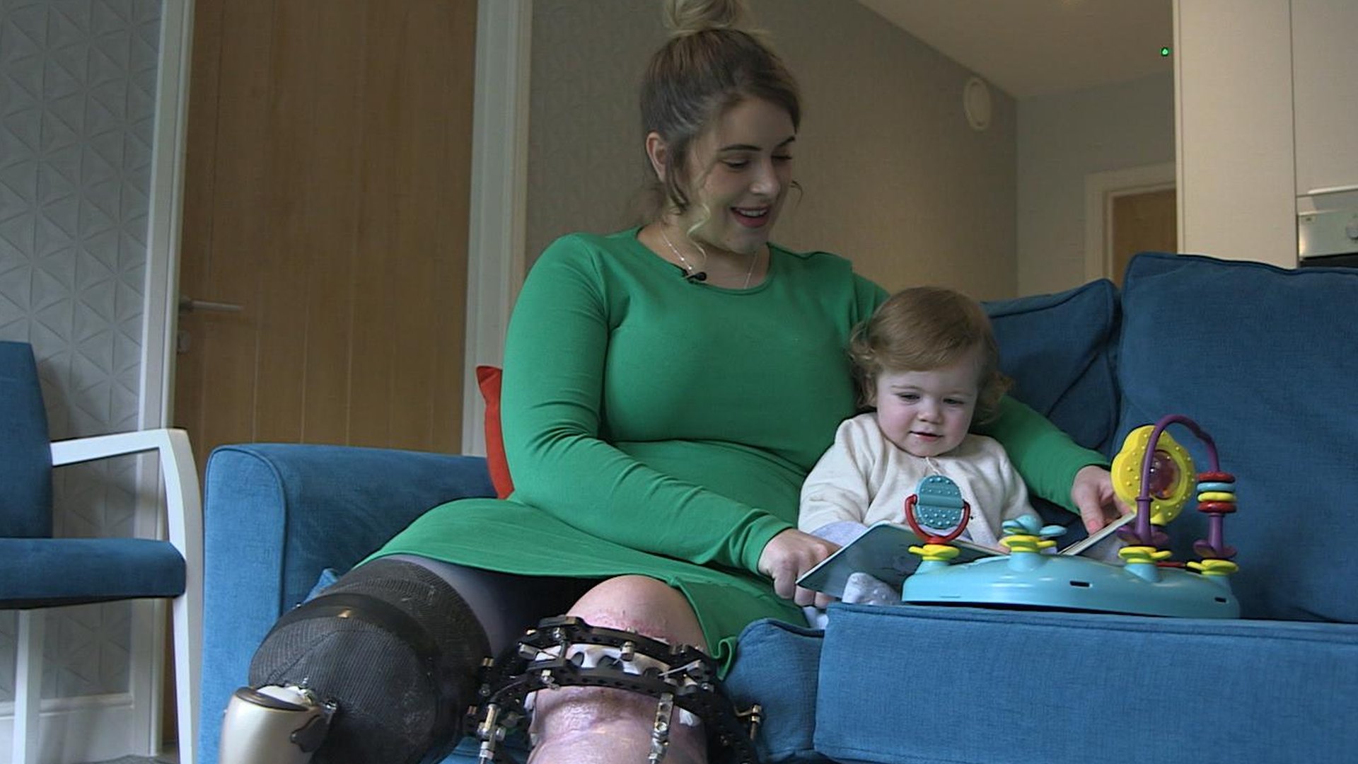 BBC روبي وطفلها ليون في عيادة إعادة التأهيل ستيبس