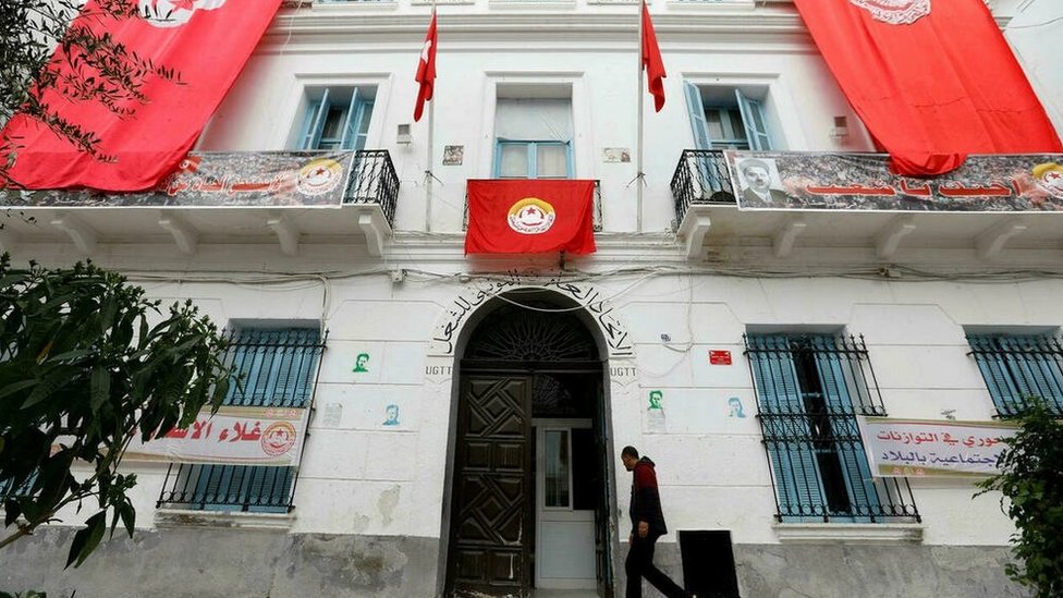 Reuters مقر الاتحاد العام التونسي للشغل بعد إعلان الإضرابالعام في البلاد
