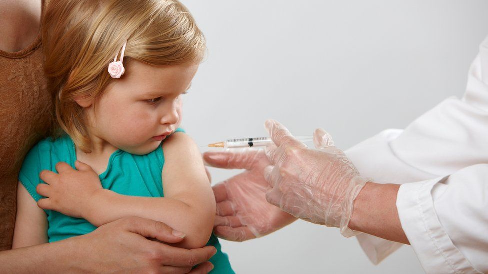 Getty Images يتم تطعيم الأطفال في المملكة المتحدة بشكل منتظم ضد شلل الأطفال، لكن الإقبال على التطعيم أقل من المعتاد في لندن