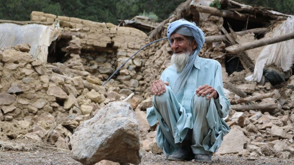 Getty Images مسن وسط الدمار الذي سببه الزلزال في إقليم باكتيكا في أفغانستان