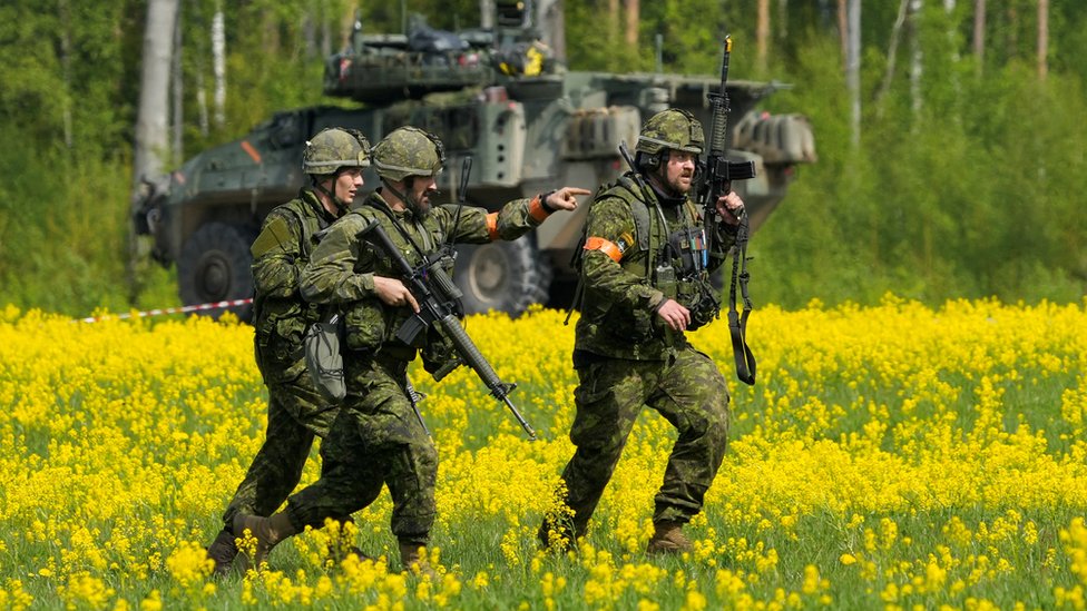 Reuters قوات الناتو الكندية خلال مناورة عسكرية في لاتفيا