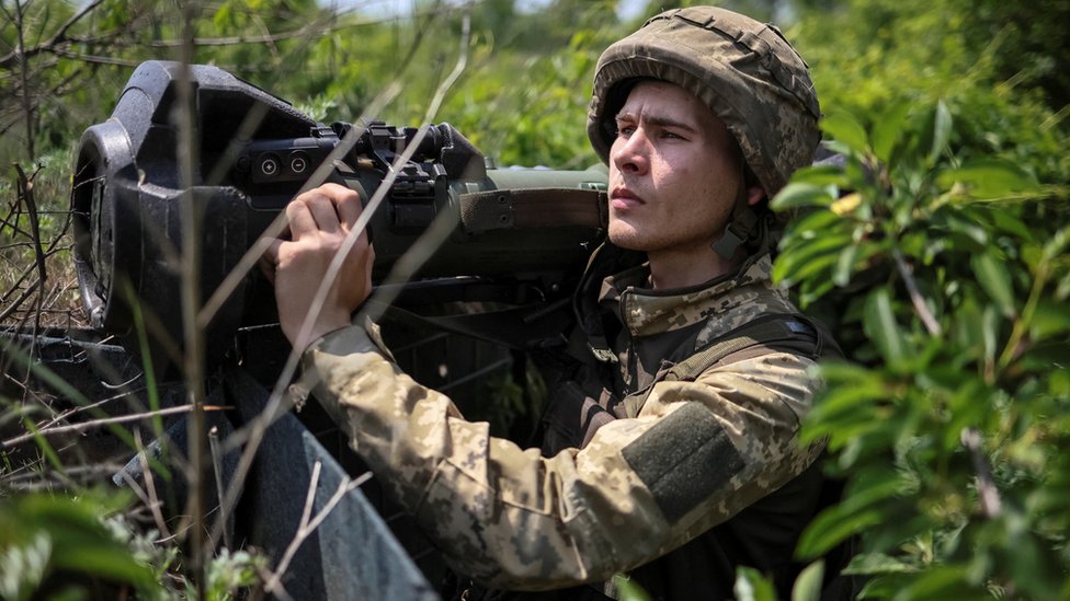 Reuters جندي أوكراني يستخدم صاروخًا مضادًا للدبابات يطلق من الكتف قدمته بريطانيا