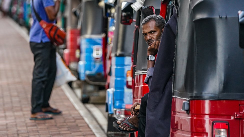 Getty Images سيارات إجرة متوقفة في سريلانكا
