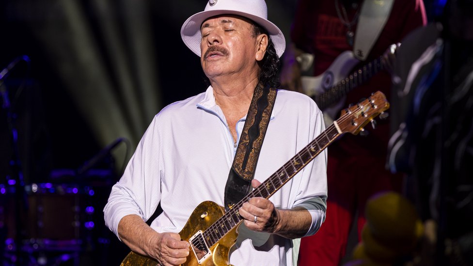 كارلوس سانتانا: عازف الجيتار الأسطوري يفقد الوعي على خشبة المسرح خلال حفل موسيقي