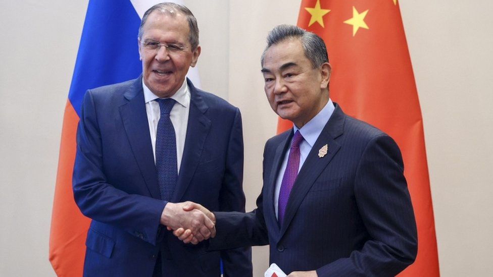 EPA التقى لافروف يوم الخميس وزير الخارجية الصيني، وانغ يي، الذي قال إن العلاقات الطبيعية مع روسيا مستمرة
