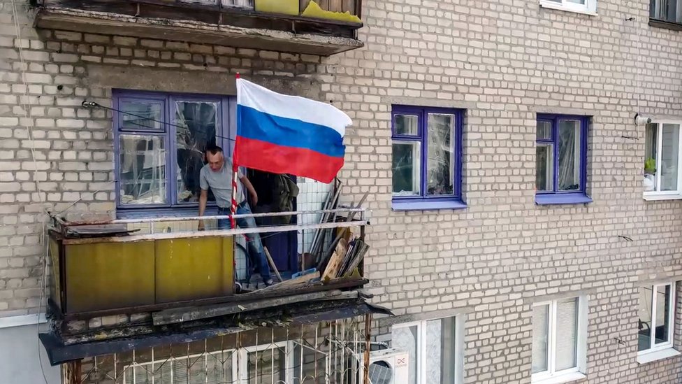 RUSSIAN DEFENCE MINISTRY نشرت وزارة الدفاع الروسية مقطع فيديو يظهر علما روسيا يرفرف من شرفة في مدينة ليسيتشانسك