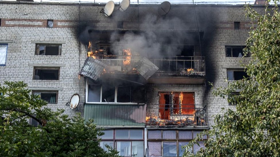 Getty Images مبنى سكني محترق أصابته نيران روسية في سيفرسك بشرق أوكرانيا