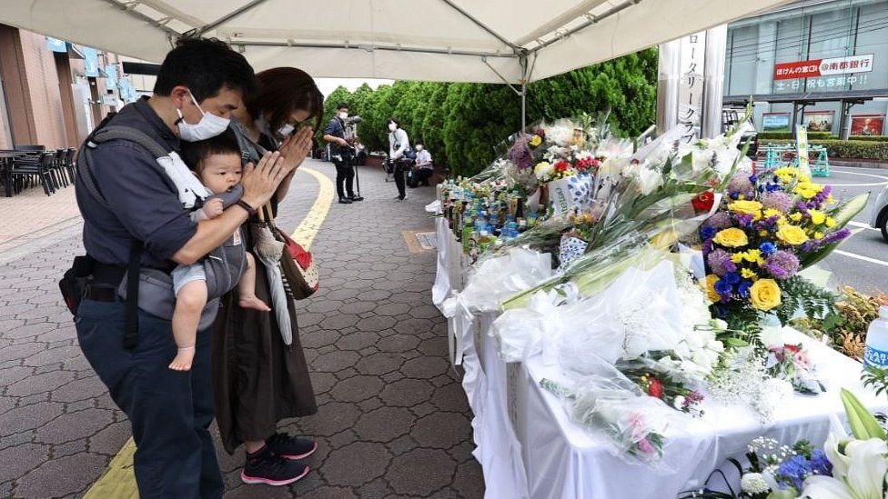 EPA أسرة يابانية تشارك في تأبين رئيس الوزراء الراحل في موقع اغتياله