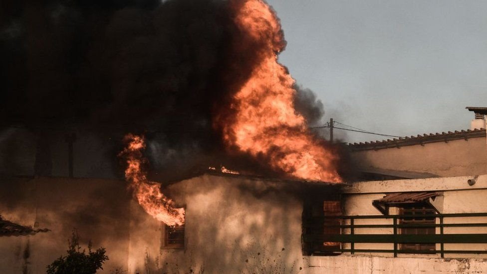 الحرائق تهدد المنازل في اليونان