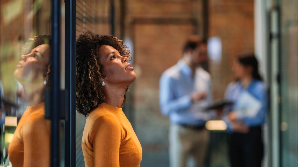  Getty Images غالبا ما يُطلب من النساء في مكان العمل القيام "بمهام غير لا تؤدي للترقية" يطلق عليها "الأعمال المنزلية في المكتب"