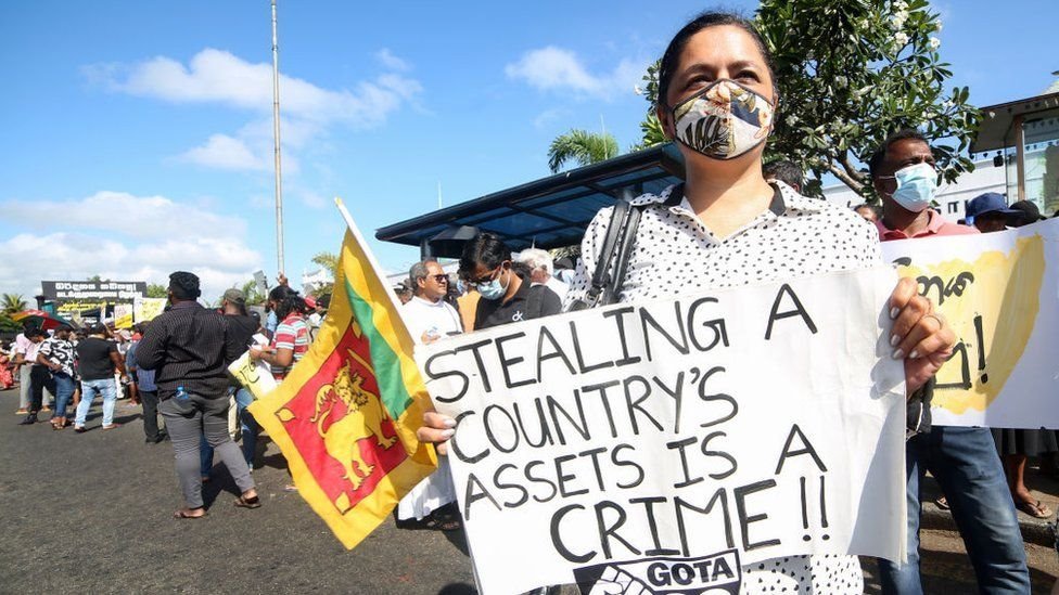 Getty Images شهدت سريلانكا أعنف موجة احتجاجات أسفرت عن هروب الرئيس راجاباكسا واستقالته مع تردي الوضع الاقتصادي